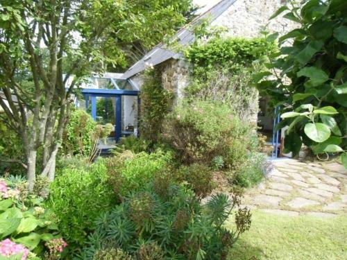 Photo de la galerie de l'établissement Idyllisches Haus in Trébéron - Fußweg zum Meer, à Crozon