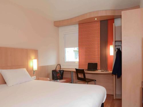 Ein Bett oder Betten in einem Zimmer der Unterkunft IBIS Port de plaisance