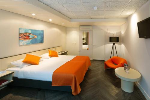 Un pat sau paturi într-o cameră la Fletcher Hotel-Restaurant Oud London