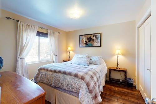 un dormitorio con una cama y una ventana en Val D'Isere Vacation, en Breckenridge