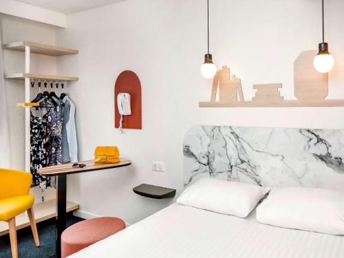 Postel nebo postele na pokoji v ubytování Hôtel ibis Styles Vichy Centre