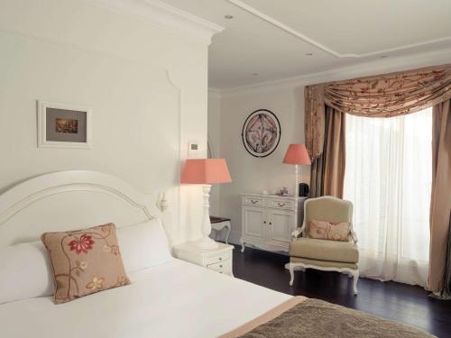 Un pat sau paturi într-o cameră la Hôtel Mercure Villeneuve sur Lot Moulin de Madame