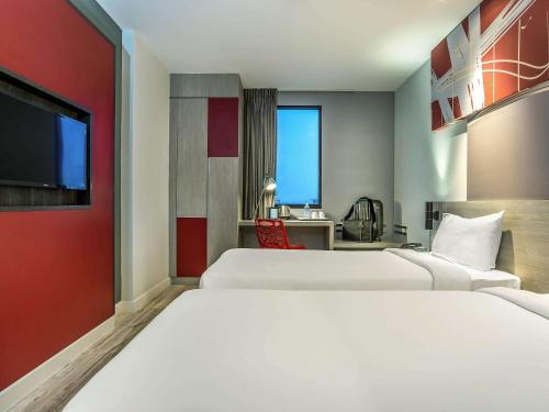 เตียงในห้องที่ ibis Bangkok IMPACT
