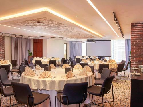 Um restaurante ou outro lugar para comer em Mercure Dubai Barsha Heights Hotel Suites And Apartments