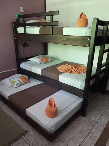 Ένα ή περισσότερα κρεβάτια σε δωμάτιο στο Aracari Garden Hostel