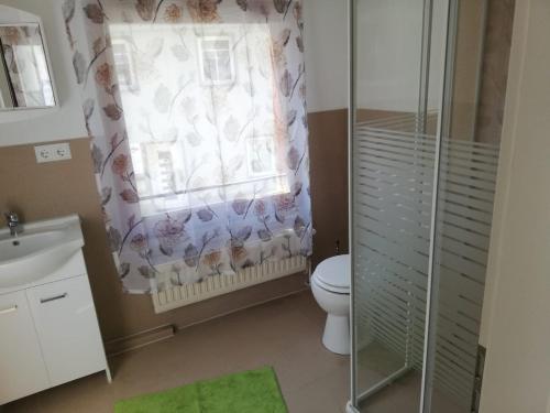 e bagno con servizi igienici, doccia e finestra. di da GIUSEPPE a Tuttlingen