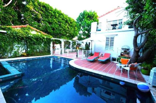 Beverly Hills Celebrity Home tesisinde veya buraya yakın yüzme havuzu