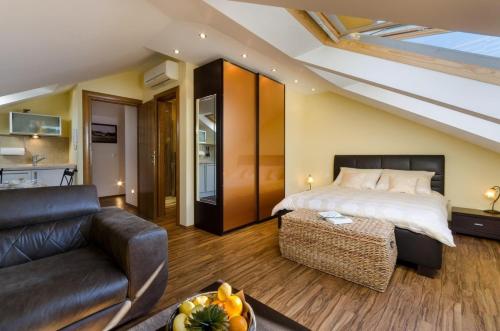 una grande camera da letto con un letto e un divano di Two-Bedroom Apartment Crikvenica near Sea 8 a Sopaljska