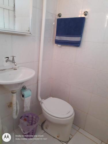 La salle de bains est pourvue de toilettes et d'un lavabo. dans l'établissement Edícula. Ent.independente, à Sorocaba