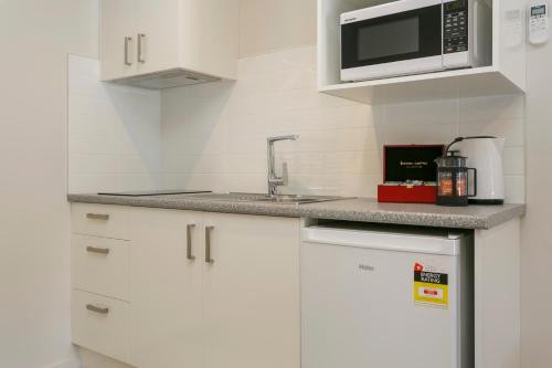 Una cocina o cocineta en Acacia Lake View Motel