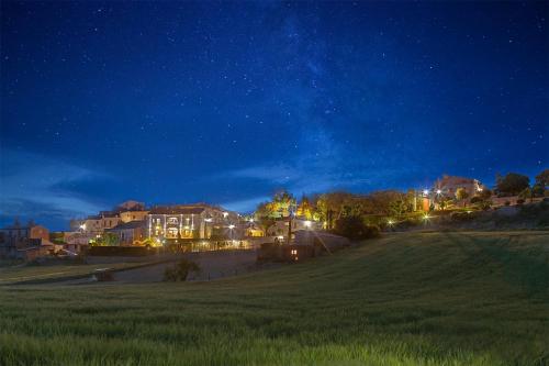 a house in a field at night with the stars at Cal Carulla in L'Astor