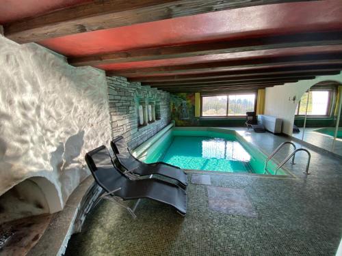 Bazén v ubytování Schwarzwald-Villa mit Indoor-Pool nebo v jeho okolí