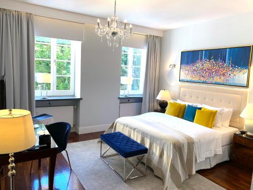 sypialnia z dużym łóżkiem z żółtymi i niebieskimi poduszkami w obiekcie MONDRIAN Luxury Suites & Apartments Old Town w Warszawie