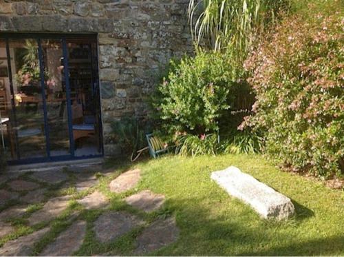 Photo de la galerie de l'établissement Idyllisches Haus in Trébéron - Fußweg zum Meer, à Crozon