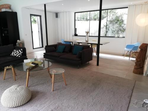 un salon avec un canapé et une table dans l'établissement Villa Le Ruisseau, à Cannes