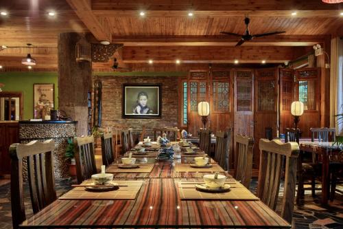 
A restaurant or other place to eat at Yangshuo Mountain Retreat
