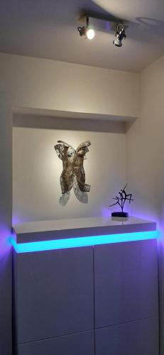 une chambre avec une sculpture papillon sur le mur dans l'établissement Cannes Riviera, à Cannes