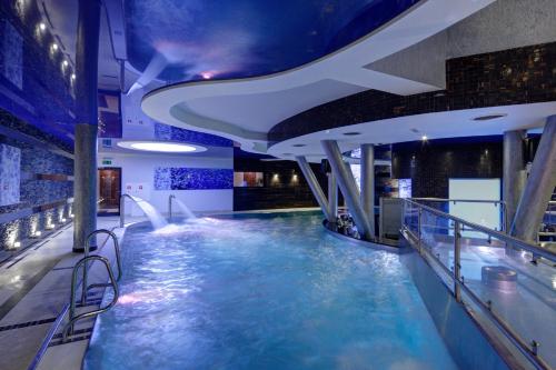 basen w budynku ze zjeżdżalnią wodną w obiekcie Blue Diamond Hotel Active SPA w mieście Trzebownisko