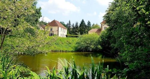 Villeneuve-sur-YonneにあるMagnifique Grand Gîte pour groupe en pleine natureの家前池