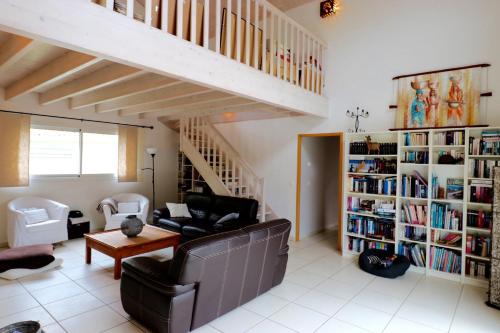 Ruang duduk di Plaisant villa with pool, close to the beach