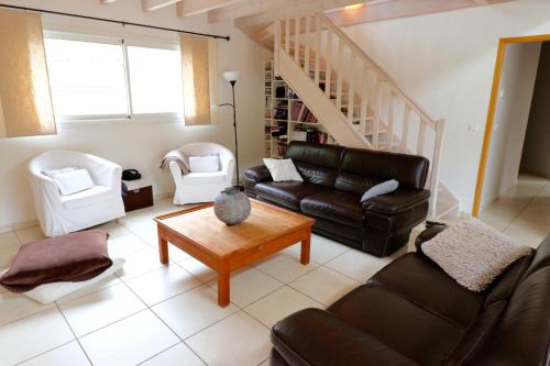 Ruang duduk di Plaisant villa with pool, close to the beach