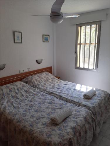 a bedroom with two beds and a window at Moby dick 1D (Verblijf aan de costa) in Benidorm