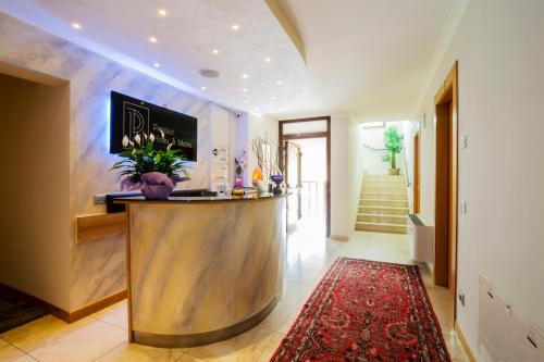 a lobby with a bar with a red rug at Piccolo Hotel in Palosco