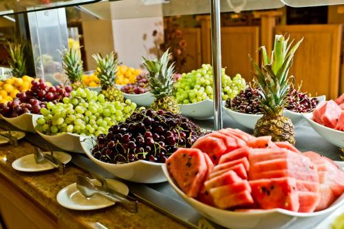 ein Buffet mit Obstschalen auf dem Tisch in der Unterkunft DIT Majestic Beach Resort in Sonnenstrand
