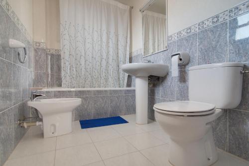 bagno con servizi igienici e lavandino di Apartamentos Pou Des Pujols a Es Pujols