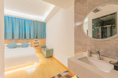 Bilik mandi di Yunqi River View Terrace Hotel