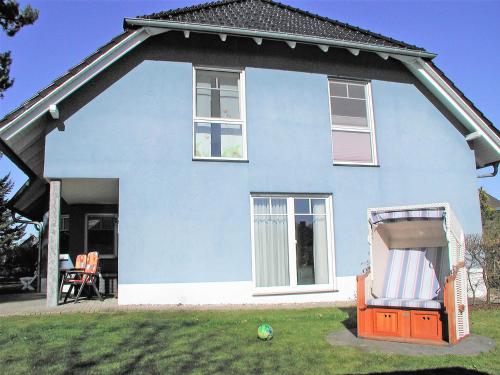 バーベにあるFerienhaus Morgenstern F403 mit Kamin und Gartenの青い家