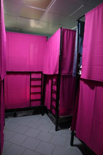 モスクワにあるTravel Inn Timiryazevskayaのピンクのジム(紫色のカーテン付)
