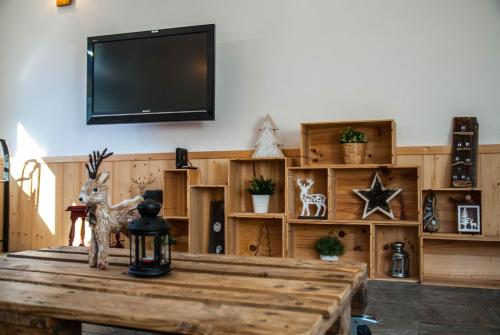 TV a/nebo společenská místnost v ubytování Les gîtes d'Aure