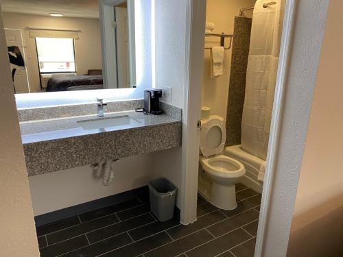 Phòng tắm tại Super 8 by Wyndham Marietta/West/Atl Area