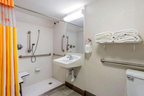Et badeværelse på La Quinta Inn by Wyndham Champaign
