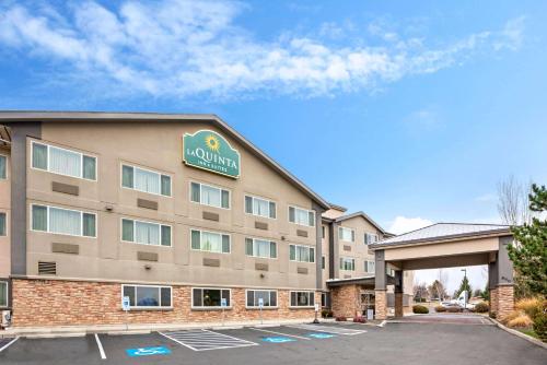 a hotel with a sign on the side of it at La Quinta by Wyndham Meridian / Boise West in Meridian