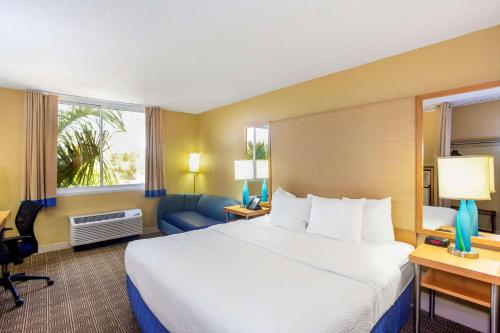 A bed or beds in a room at La Quinta by Wyndham Sarasota Downtown