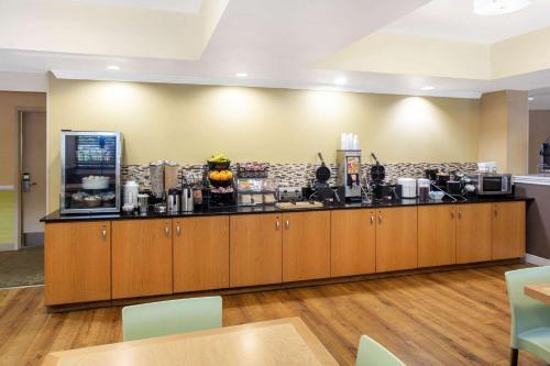 a restaurant with a counter with aasteryasteryasteryasteryasteryasteryasteryasteryastery at La Quinta by Wyndham Sarasota Downtown in Sarasota