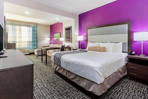 Кровать или кровати в номере La Quinta by Wyndham Springfield IL