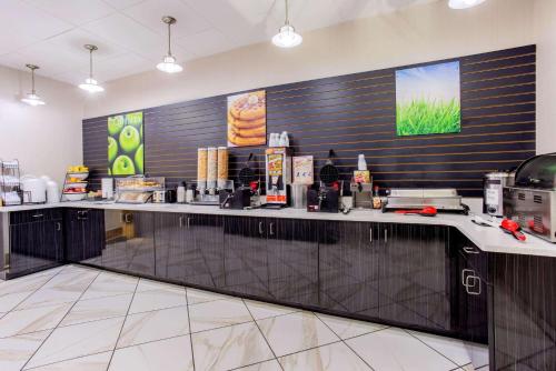 La Quinta by Wyndham Springfield IL في سبرينغفيلد: بار في مطعم مع كونتر توب