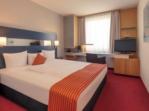 Säng eller sängar i ett rum på Mercure Hotel Düsseldorf City Nord