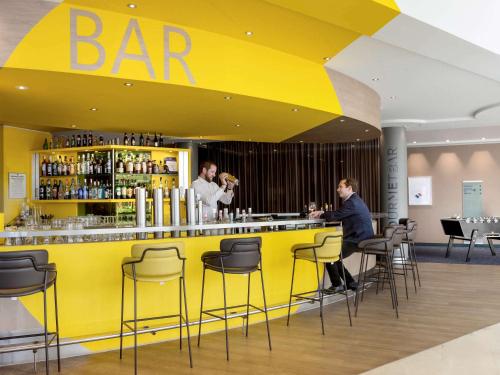 Salone o bar di Novotel Paris Roissy CDG Convention