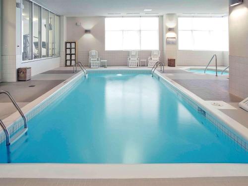 Piscina a Novotel Montréal Aéroport o a prop