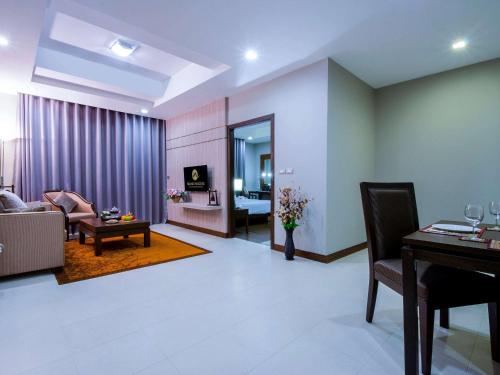 Grand Mercure Bangkok Asoke Residenceにあるテレビまたはエンターテインメントセンター