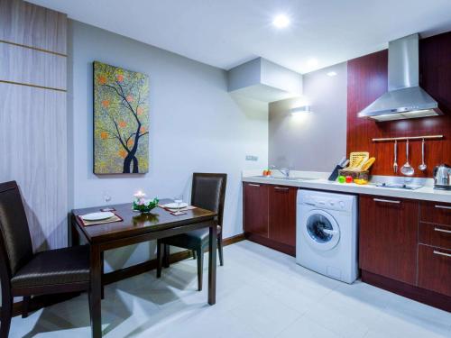 Grand Mercure Bangkok Asoke Residenceにあるキッチンまたは簡易キッチン