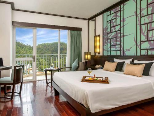 Postel nebo postele na pokoji v ubytování Novotel Ha Long Bay Hotel