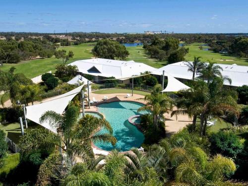 una vista aérea de una piscina en un complejo en Mercure Bunbury Sanctuary Golf Resort en Bunbury