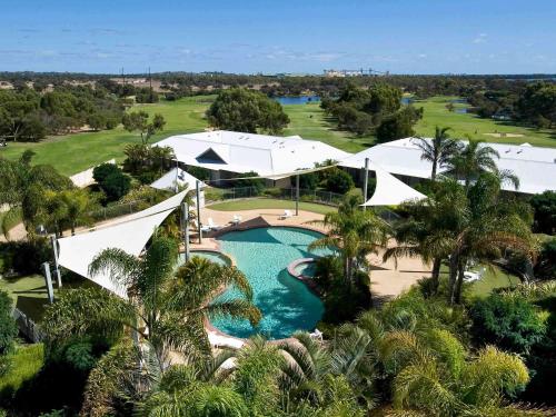 Bazén v ubytování Mercure Bunbury Sanctuary Golf Resort nebo v jeho okolí