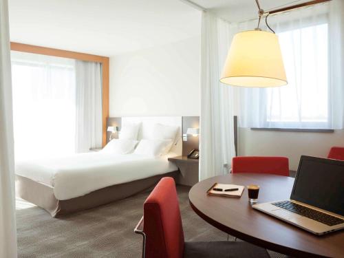 Säng eller sängar i ett rum på Novotel Suites Rouen Normandie