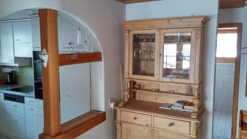 cocina con armario de madera y ventana en Ferienwohnung Gadenstatt, en Davos